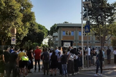 Lezioni al via, supplenti precari sardi in piazza a Cagliari (foto Ansa)