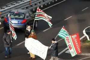 Lavioratori protestano e bloccano la statale 130