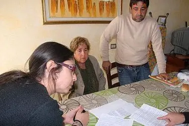 I familiari mostrano alcuni documenti