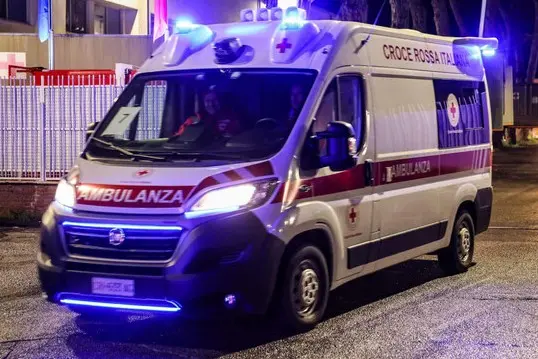 Un'ambulanza (foto Ansa)