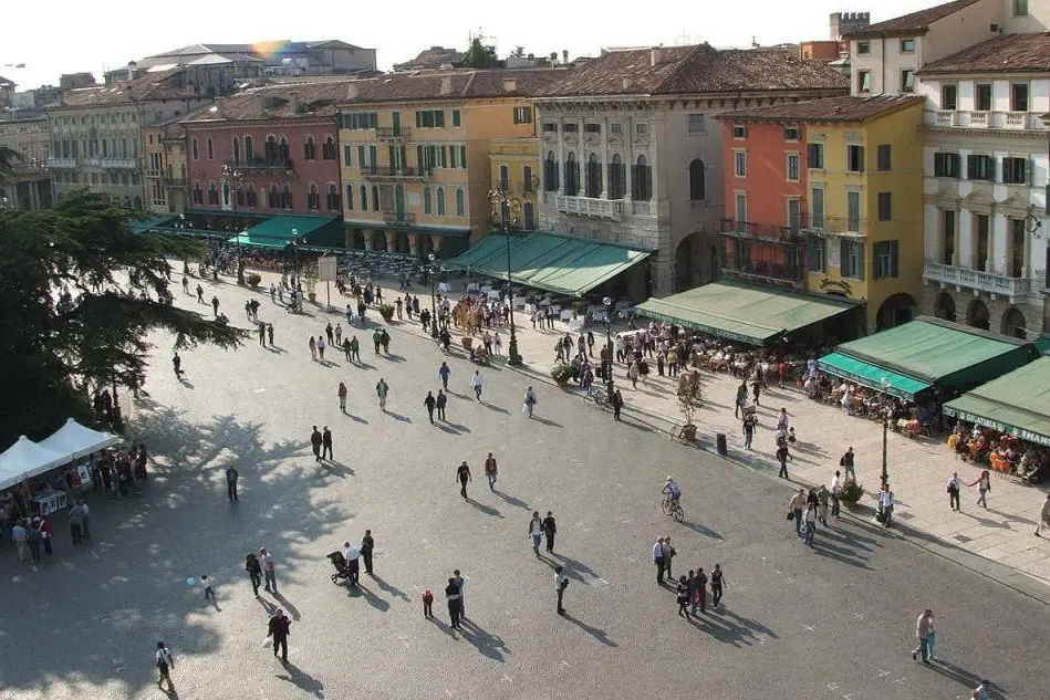 Piazza Bra a Verona (Wikipedia)
