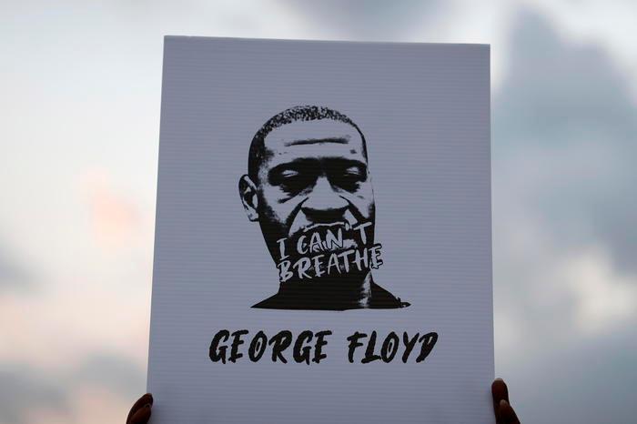 Uno striscione dedicato a George Floyd (Ansa)