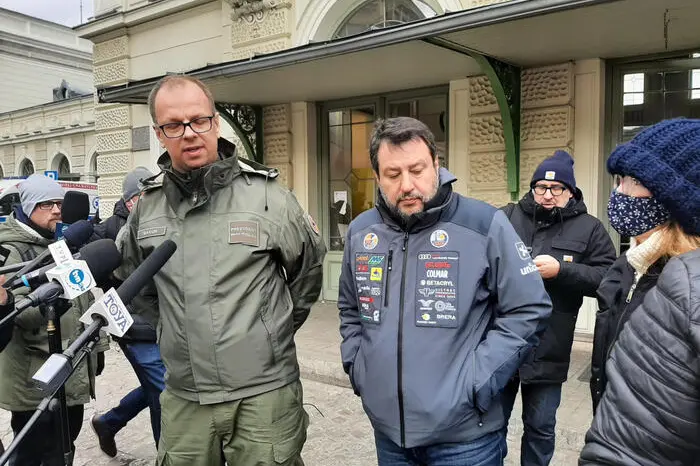 Il leader della Lega Matteo Salvini è stato contestato al suo arrivo alla stazione Przemysl, la cittadina ad una decina di chilometri al confine con l'Ucraina, 8 marzo 2022. Il sindaco della città Wojciech Bakun ha prima ringraziato l'Italia e poi ha mostrato una maglietta con il volto di Putin e rivolgendosi a Salvini ha detto: "Io non la ricevo, venga con me al confine a condannarlo". ANSA/GUIDELLI