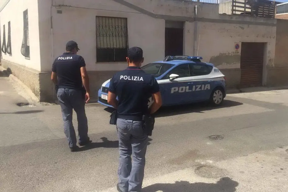 La polizia al centro migranti di Pirri