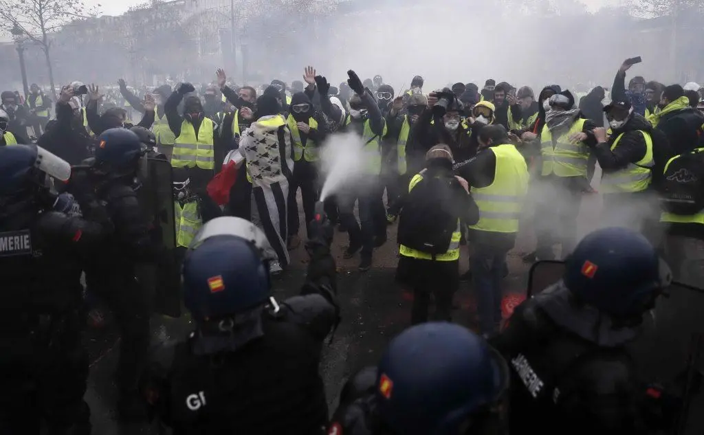 Gli Champs-Elysees sono chiusi al traffico automobilistico