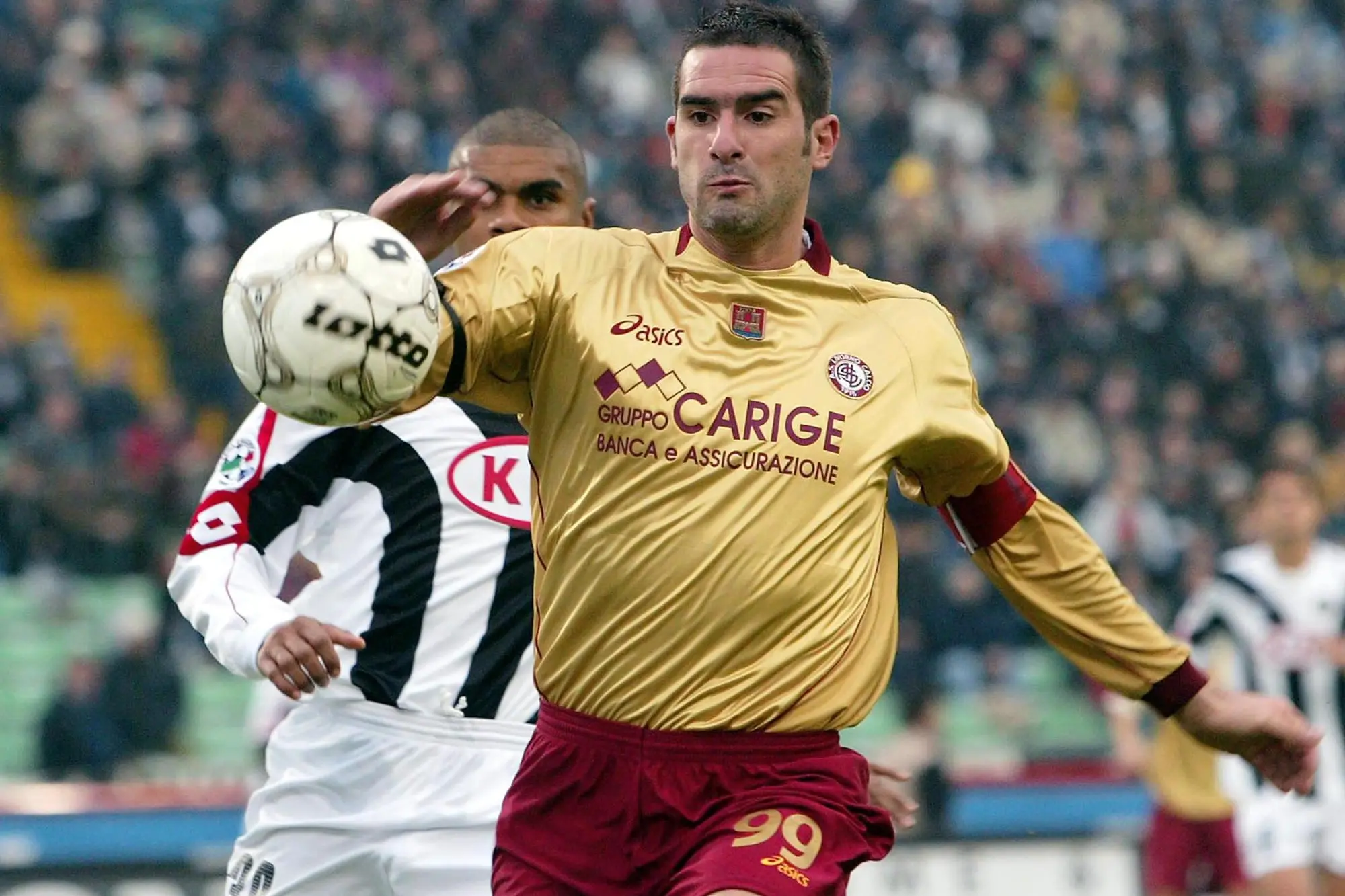 Cristiano Lucarelli quando segnava per il Livorno, la squadra della sua città (Archivio)