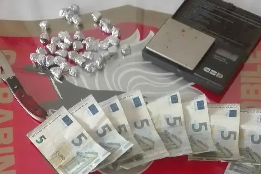 La droga e i soldi sequestrati (foto Carabinieri)