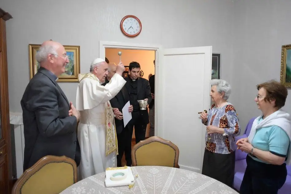 La benedizione di Papa Francesco in una casa di Ostia