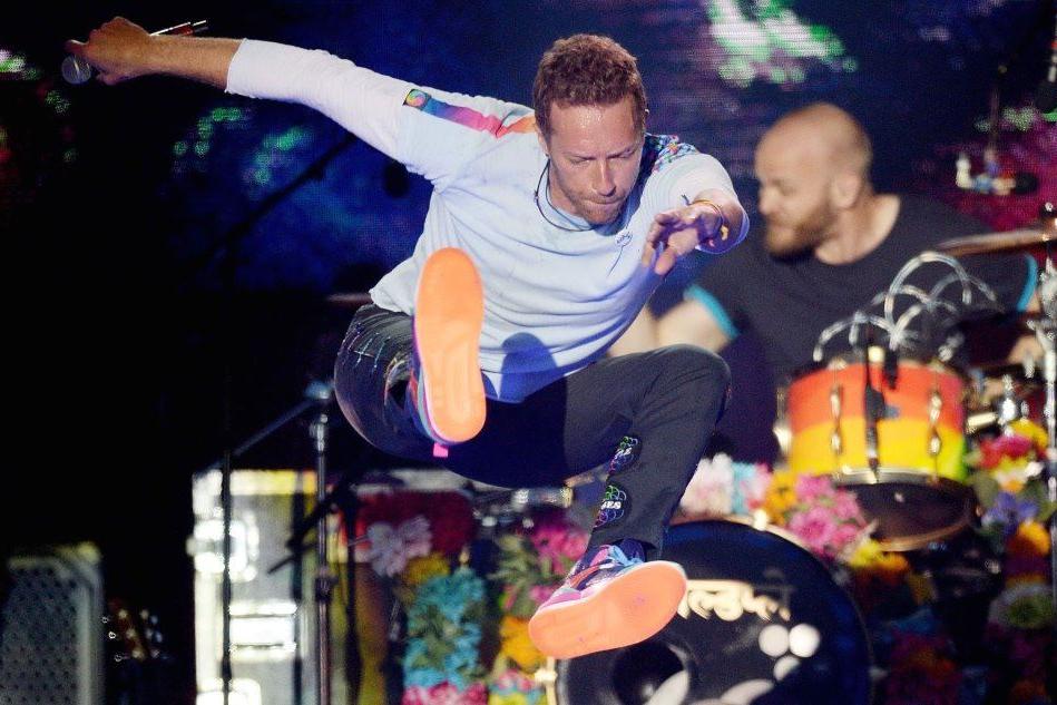 I Coldplay fanno vibrare lo stadio di San Siro. Il primo live è un successo