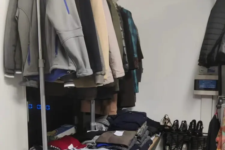 Abiti usati nella Casa di Tutti (foto concessa)