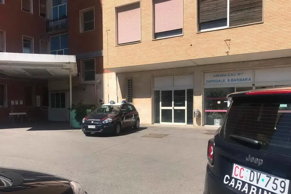 I carabinieri davanti all'ospedale (foto L'Unione Sarda - Simbula)