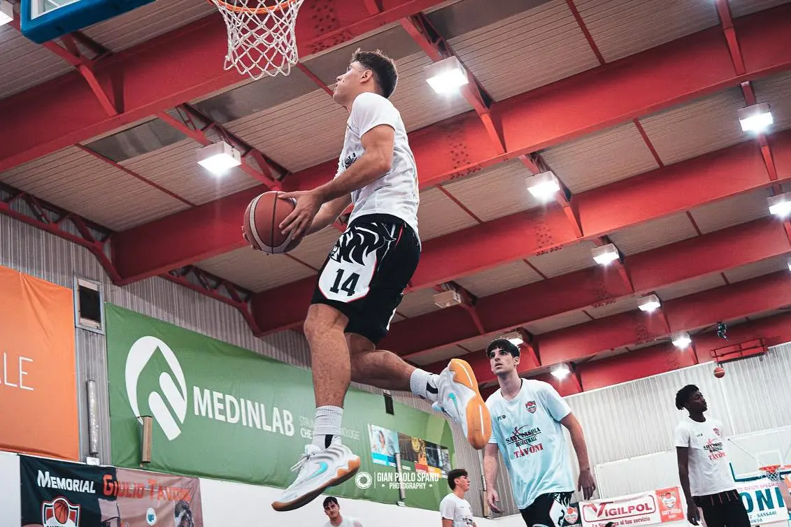 Tavoni Sassari in campo al PalaSimula (foto Sant'Orsola Basket)