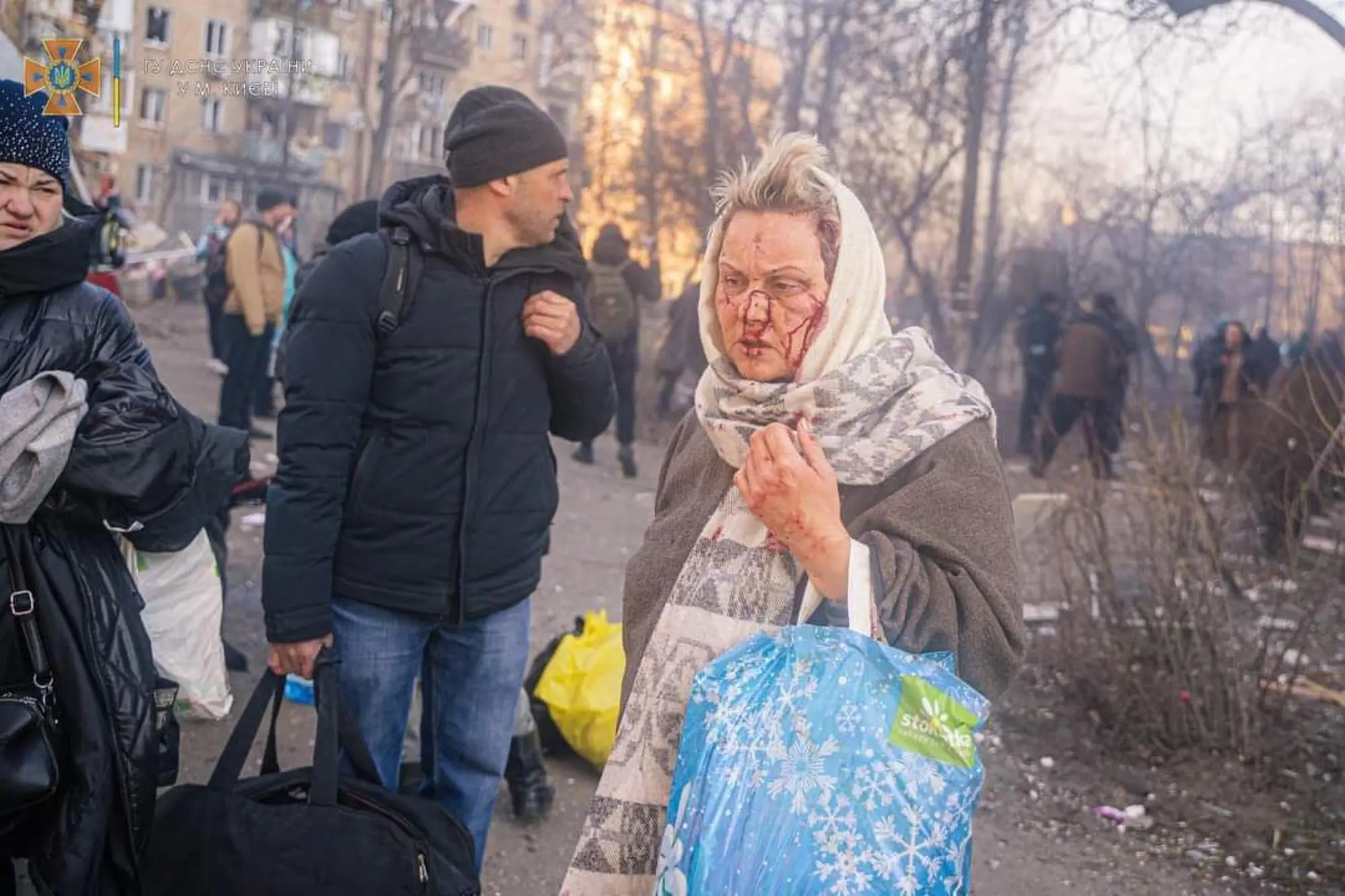 Una donna ucraina lascia la propria casa dopo un bombardamento (Ansa)