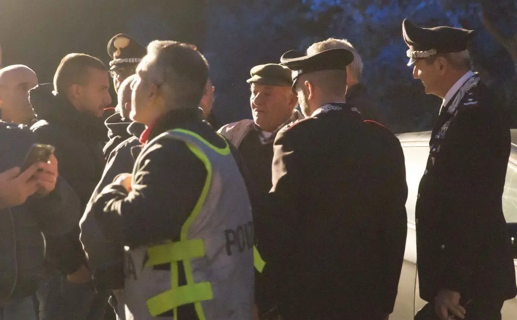 Ufficiali dell'Arma col padre della vittima (Pintus)