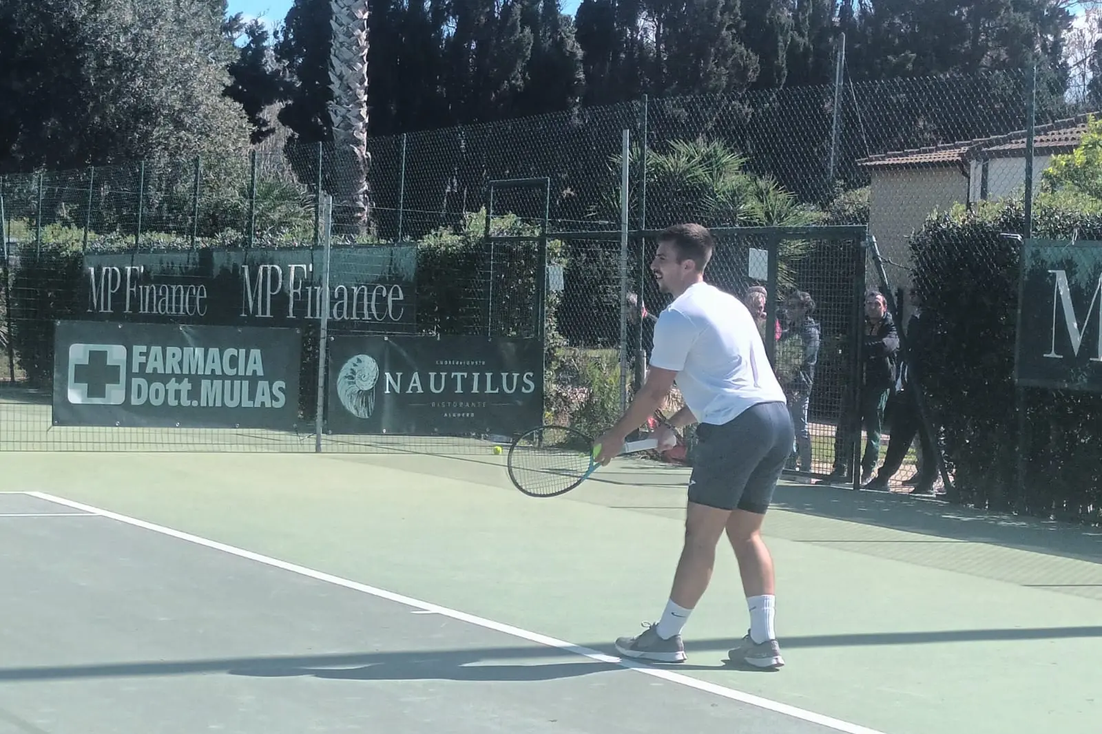 Pietro Sole, portacolori del Quattro Mori Tennis Team, al servizio (Foto Antonio Burruni)