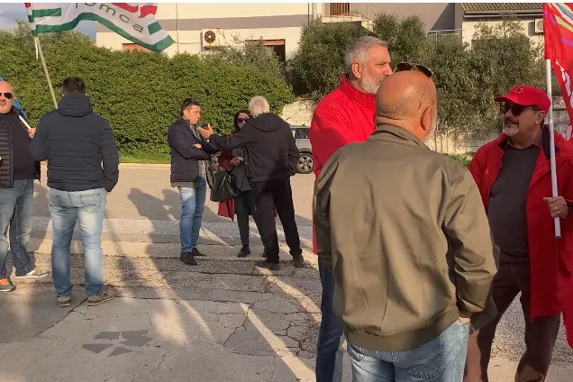 Lo sciopero al deposito carburanti Eni a Porto Torres (foto Pala)