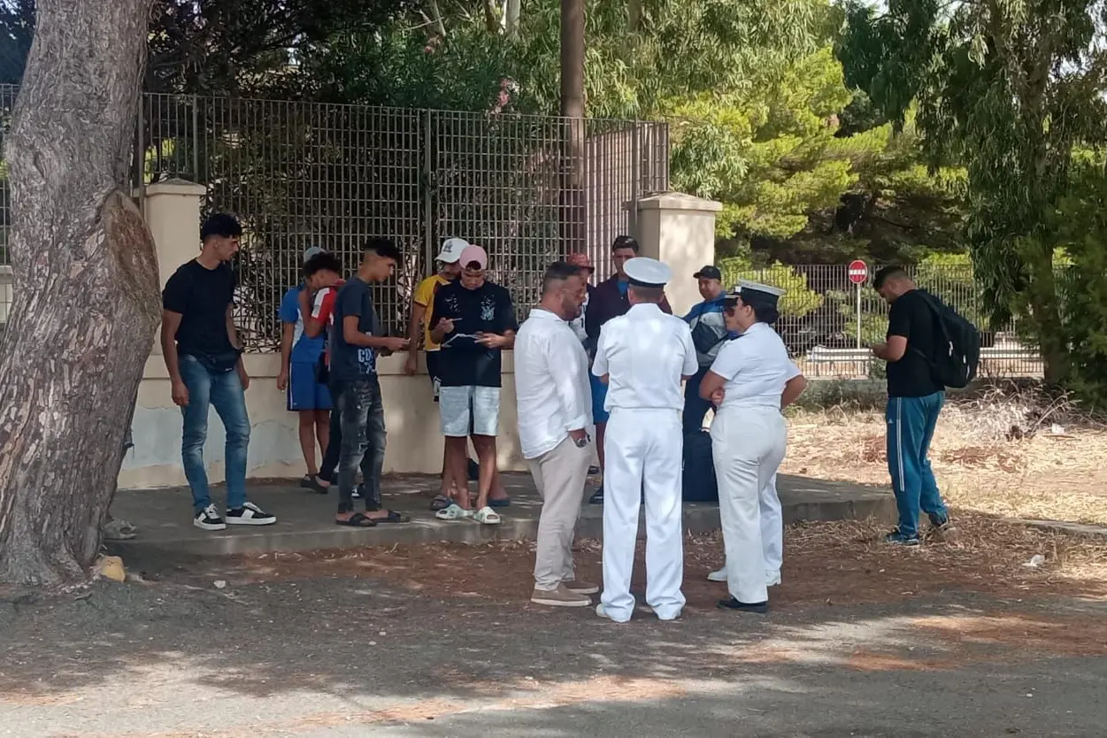 Il gruppo dei 12 migranti intercettati dalla guardia di finanza a sud di Capo Teulada appena trasportati a terra (foto Fabio Murru)