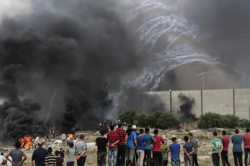 Fumo nero al confine tra Gaza e Israele