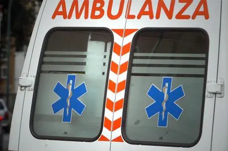 Un'ambulanza (foto Ansa)