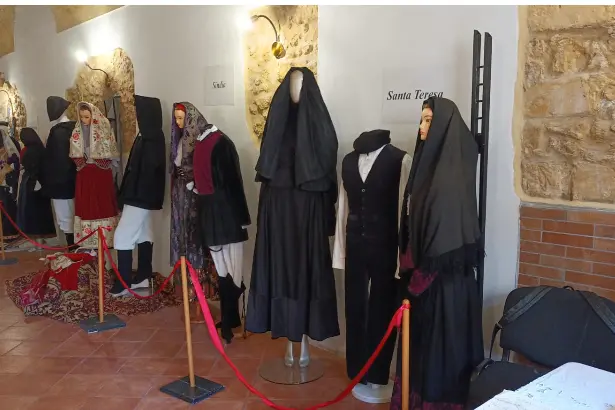 Gli abiti esposti della mostra a Porto Torres (foto Pala)
