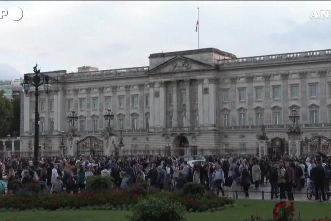 Buckingham Palace, bandiera a mezz'asta per la morte della regina