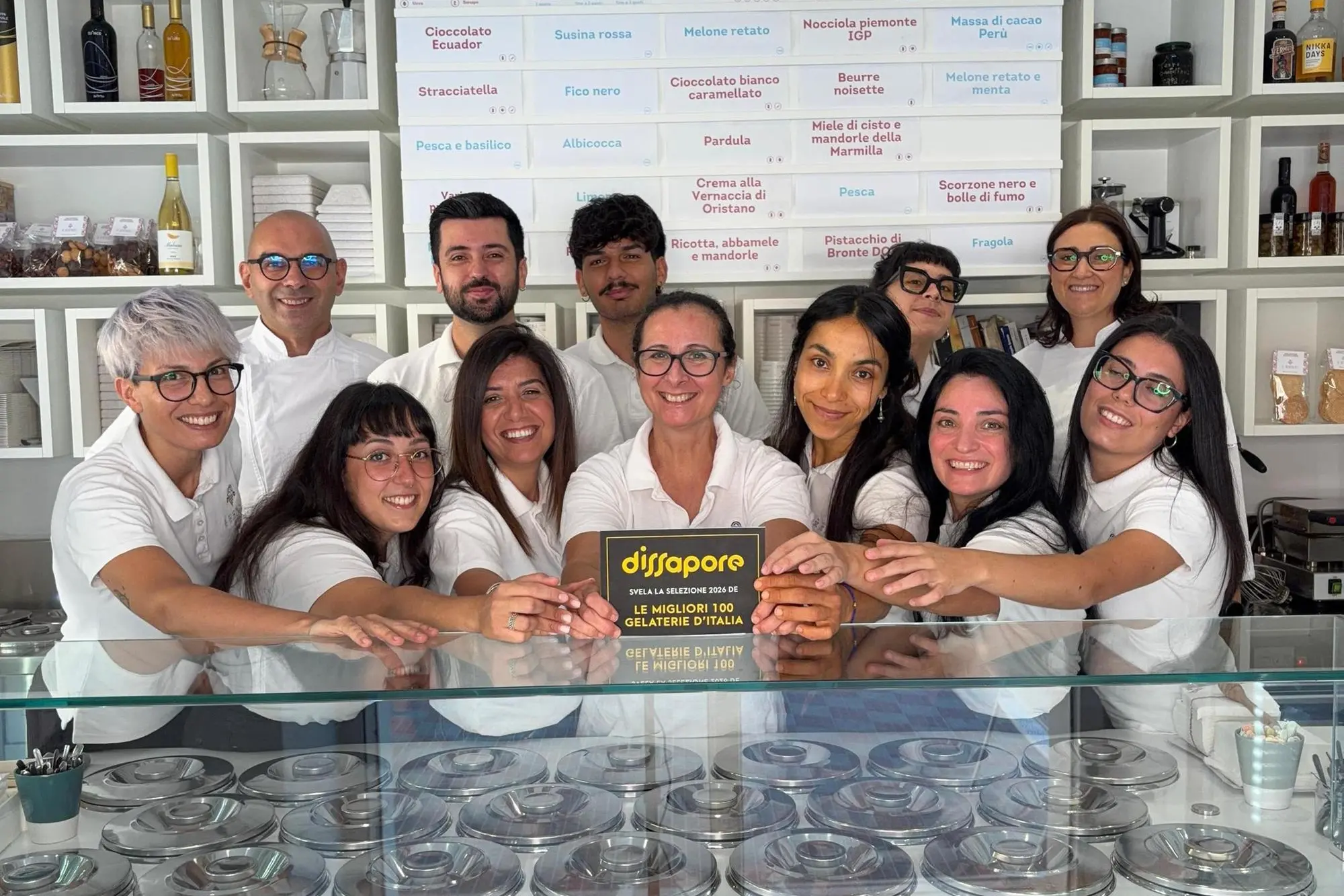La gelateria Fenu con l'attestato delle cento migliori gelaterie d'Italia