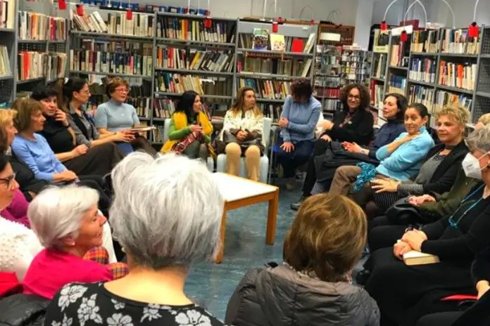 Un incontro alla Biblioteca comunale (foto Pala)