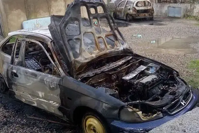 L'auto distrutta dalle fiamme