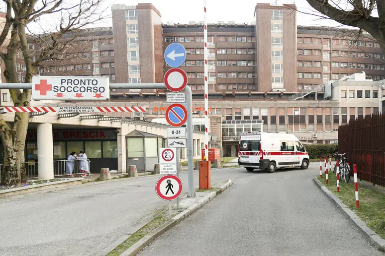 L'ospedale di Brescia (foto Ansa)