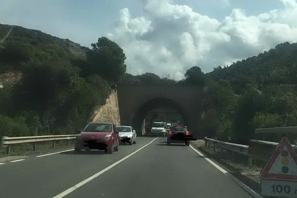 Traffico alternato a Funtana Crobetta (archivio L'Unione Sarda - Simbula)
