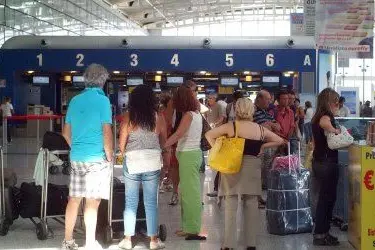 Passeggeri all'aeroporto di Elmas