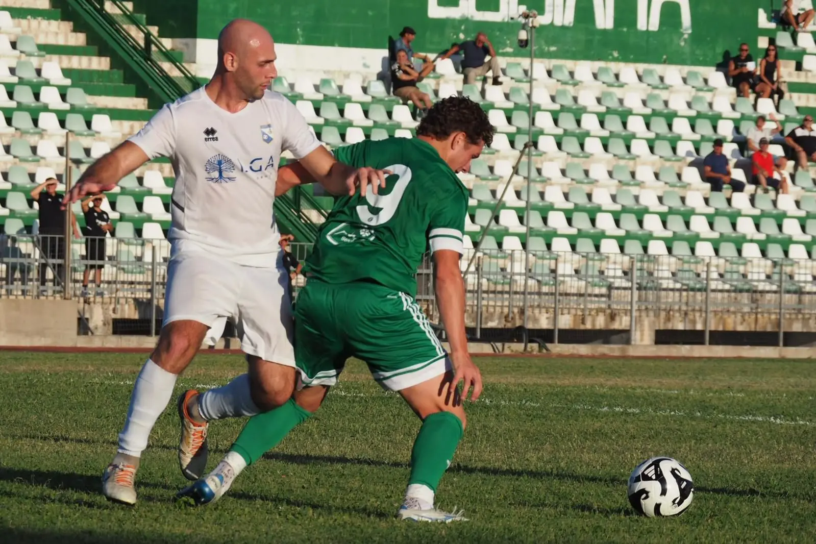Un duello dal match di Coppa Italia tra Arzachena e Luogosanto (foto Emanuele Perrone)