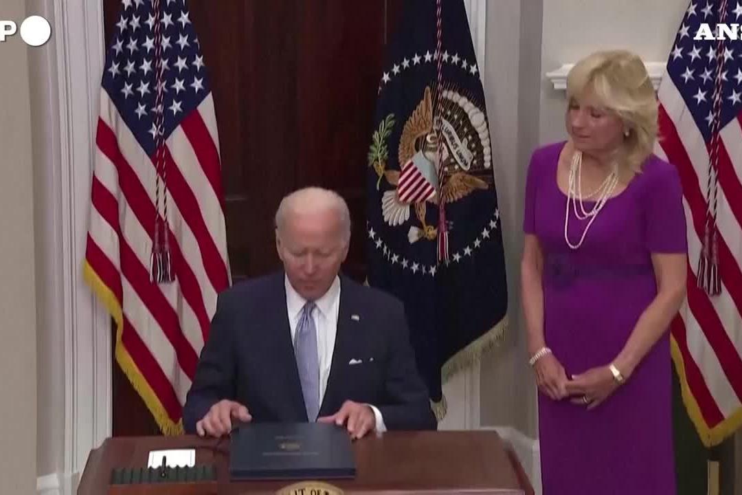 Biden firma la legge per la stretta sulle armi
