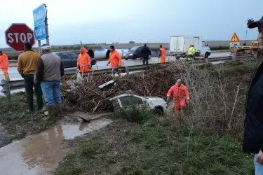Il fiume di fango ha travolto un'auto sulla Carlo Felice, all'altezza di Villagreca