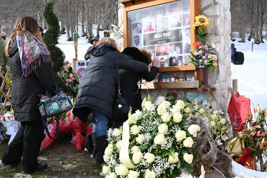 Rigopiano, fiaccolata e 29 palloncini per ricordare le vittime della tragedia