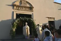 L'ingresso dell'arcivescovo in chiesa il giorno della "dedicazione" (foto archivio Unione Sarda)