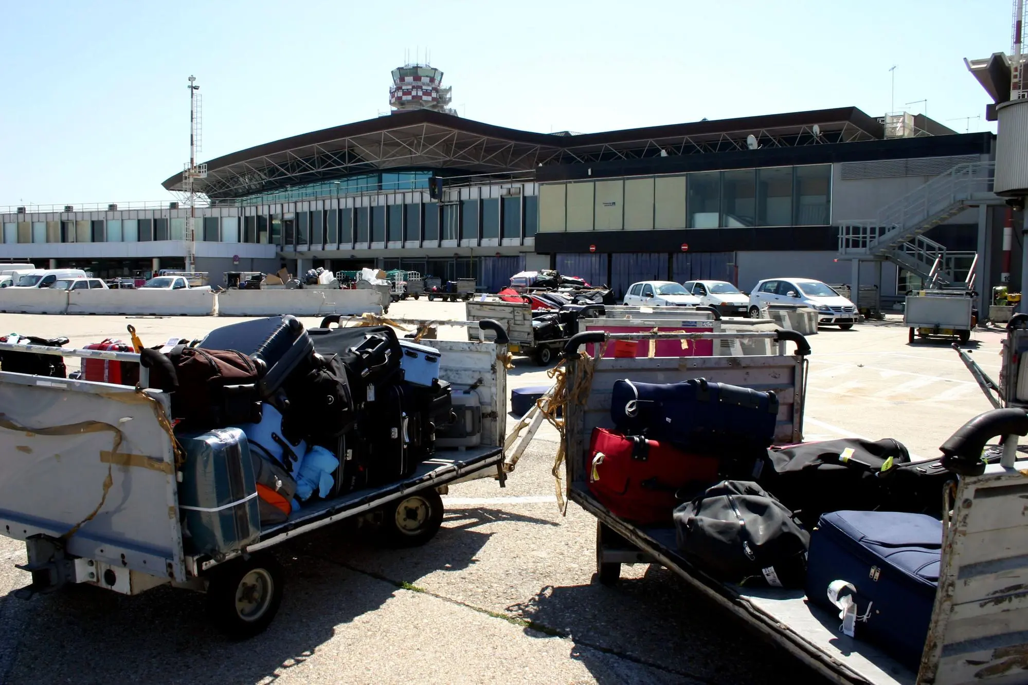 Bagagli in attesa di essere caricati nella stiva di un aereo (foto archivio L'Unione Sarda)