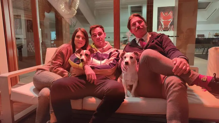 Con la moglie Manuela, i loro due cagnolini e Luka Peros, ossia Marsiglia\" de \"La Casa di Carta\" (foto concessa)