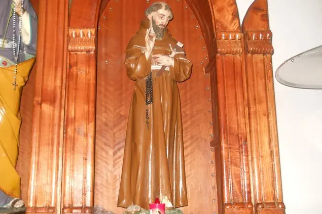 La statua di San Francesco a Cossoine (foto Antonio Caria)