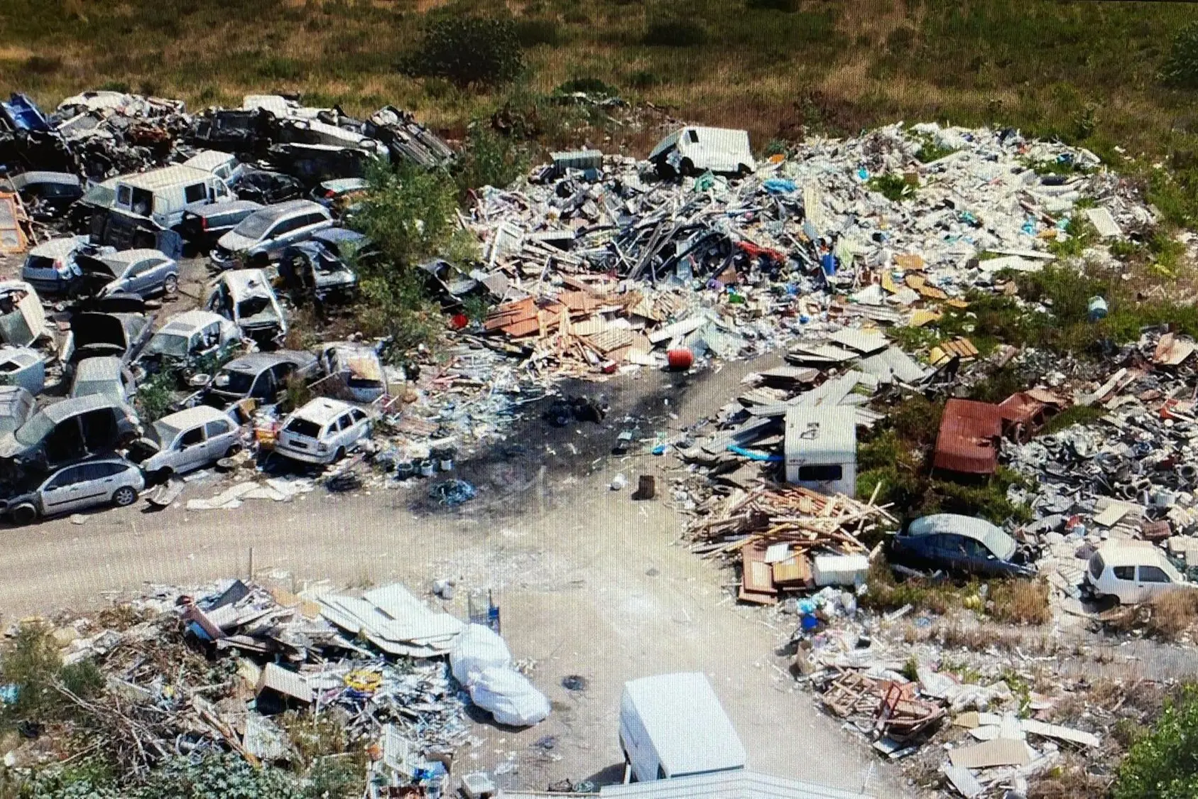 La maxi discarica del campo rom sulla Statale 387