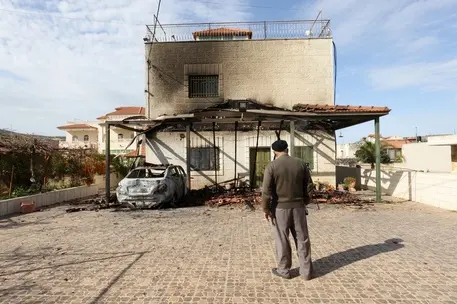 Casa di palestinesi data alle fiamme dai coloni (Ansa)