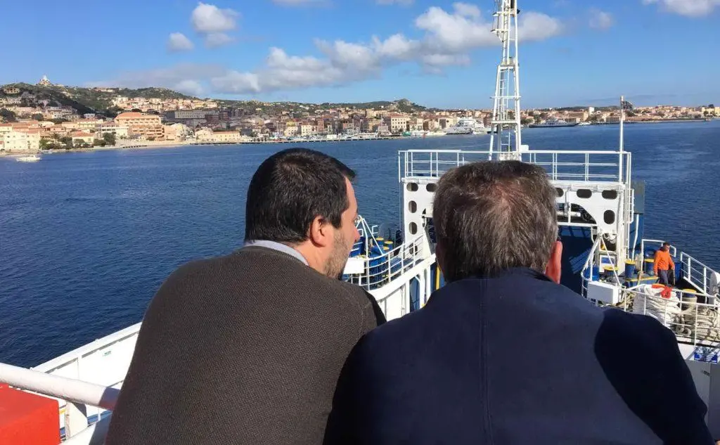 Sul traghetto da Palau a La Maddalena (foto L'Unione Sarda - Deidda)