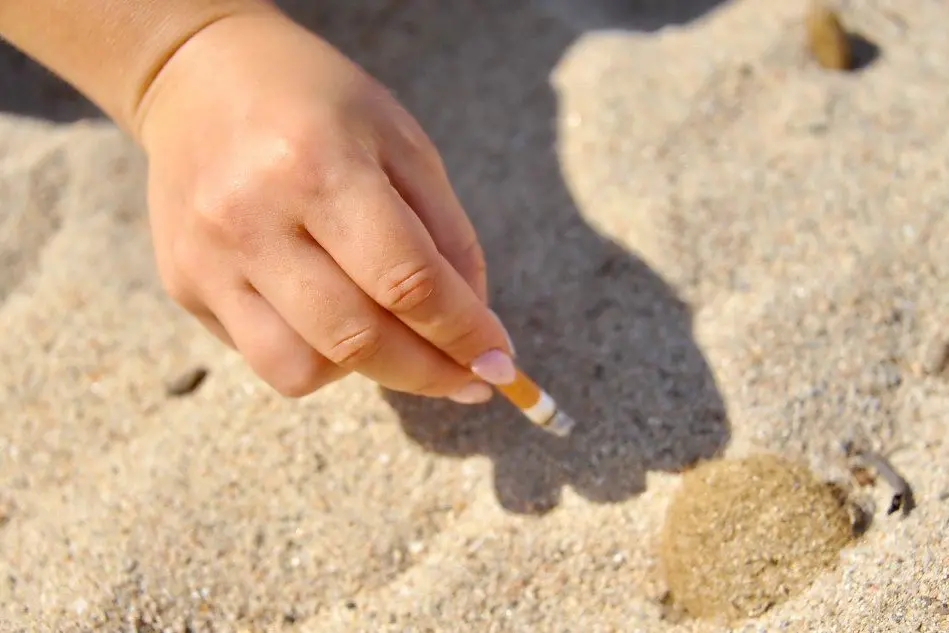 Una sigaretta in spiaggia (Archivio L'Unione Sarda)