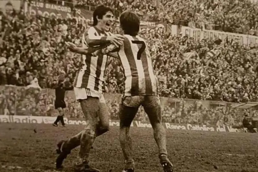 Franco Cerilli e Paolo Rossi festeggiano dopo un gol (foto concessa da Franco Cerilli)