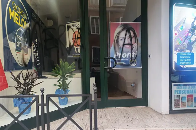 Vandali nella sede di Fratelli d'Italia a Cagliari