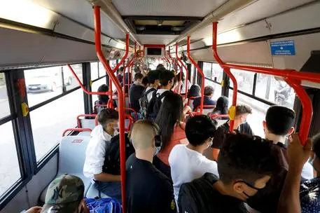 Un bus del trasporto pubblico con a bordo molti studenti il primo giorno di scuola a Milano, 14 settembre 2020.ANSA/Mourad Balti Touati