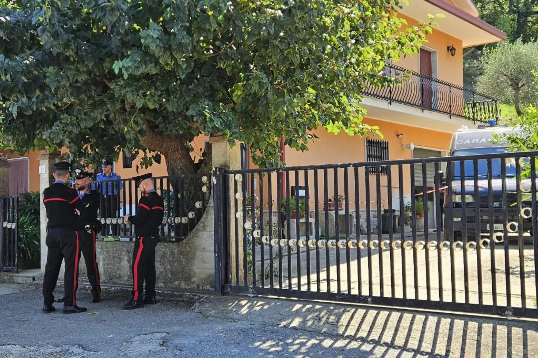 I carabinieri davanti alla casa del delitto (Ansa)