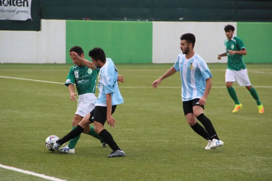 Davide Carrus, in maglia verde, impegnato in un contrasto