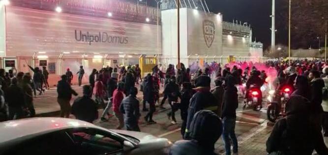 Ambulanti davanti allo stadio