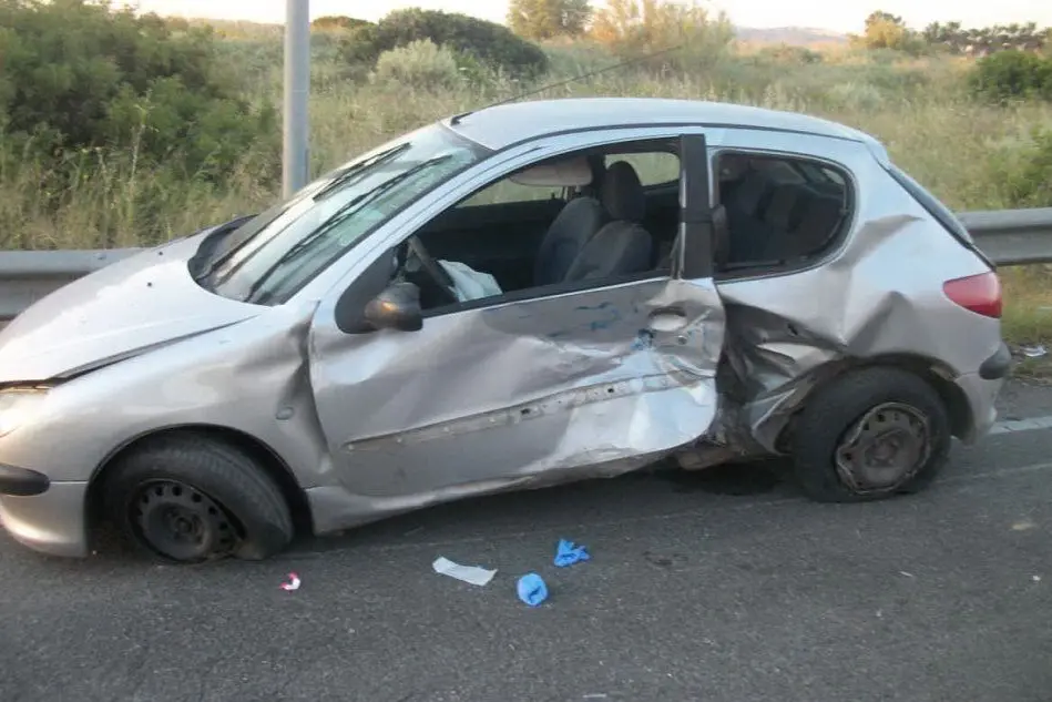 L'auto uscita di strada a "Is Pontis Paris" - foto R.S.